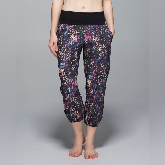 Lululemon Women’s Om Mesh Jogger Pants Floral Sport Black Multi Size 2 - Picture 3 of 16